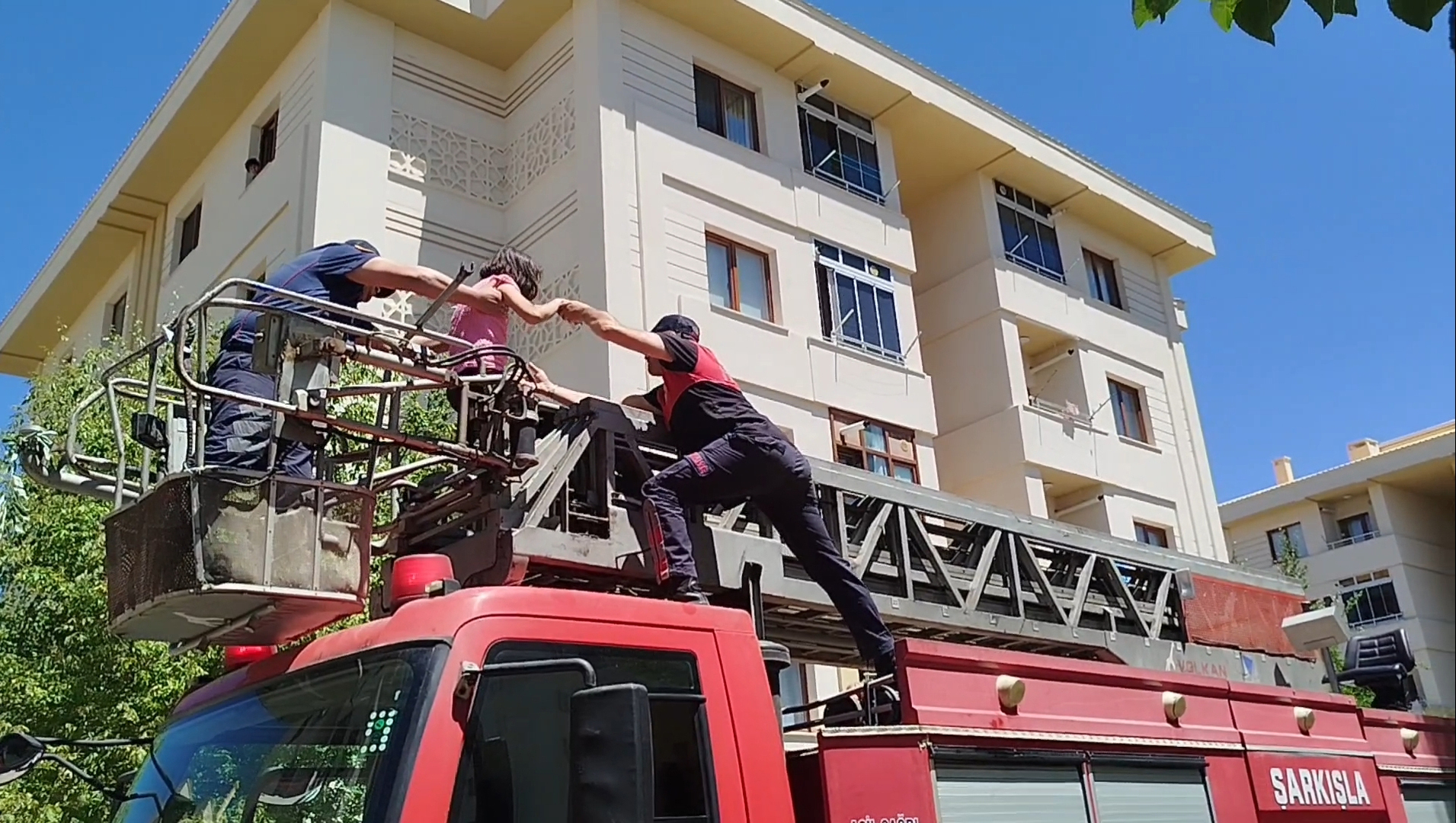 Ağaçta mahsur kalan otizmli çocuğu itfaiye kurtardı