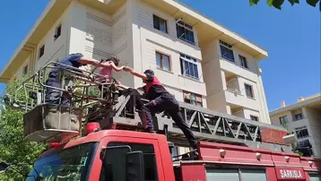 Ağaçta mahsur kalan otizmli çocuğu itfaiye kurtardı