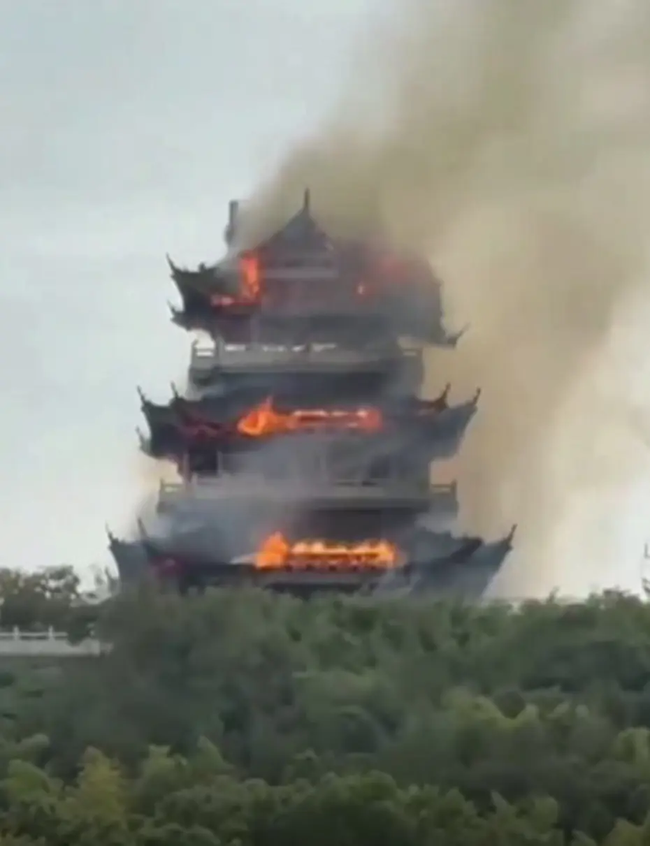 Çin’deki tarihi Yongqing Tapınağı'nda yangın çıktı 