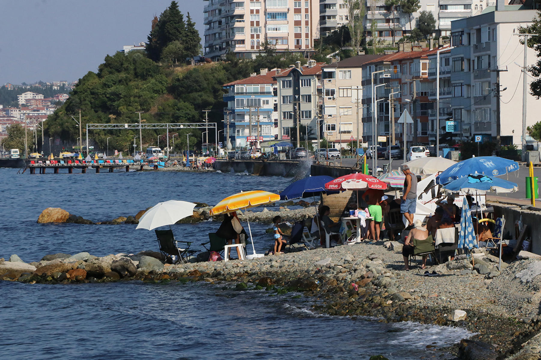 Tatilcilerin uğrak noktası Çınarcık'ta denize girm…