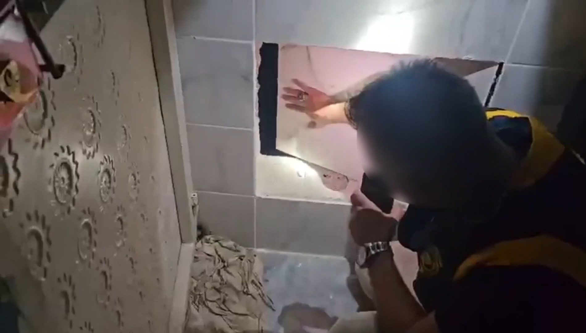 Tasarlayarak öldürme suçundan aranıyordu, fayansla kaplı gizli bölmede yakalandı