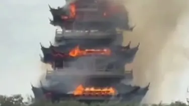 Çin’deki tarihi Yongqing Tapınağı'nda yangın çıktı 