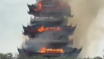 Çin’deki tarihi Yongqing Tapınağı'nda yangın çıktı