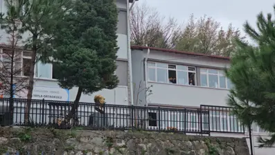 "Çocuğumu azarladı" dedi, İngilizce öğretmenine saldırdı