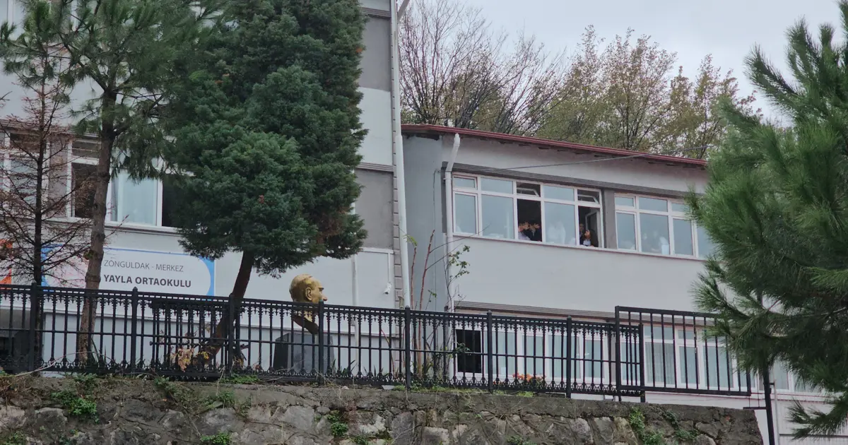 "Çocuğumu azarladı" dedi, İngilizce öğretmenine saldırdı