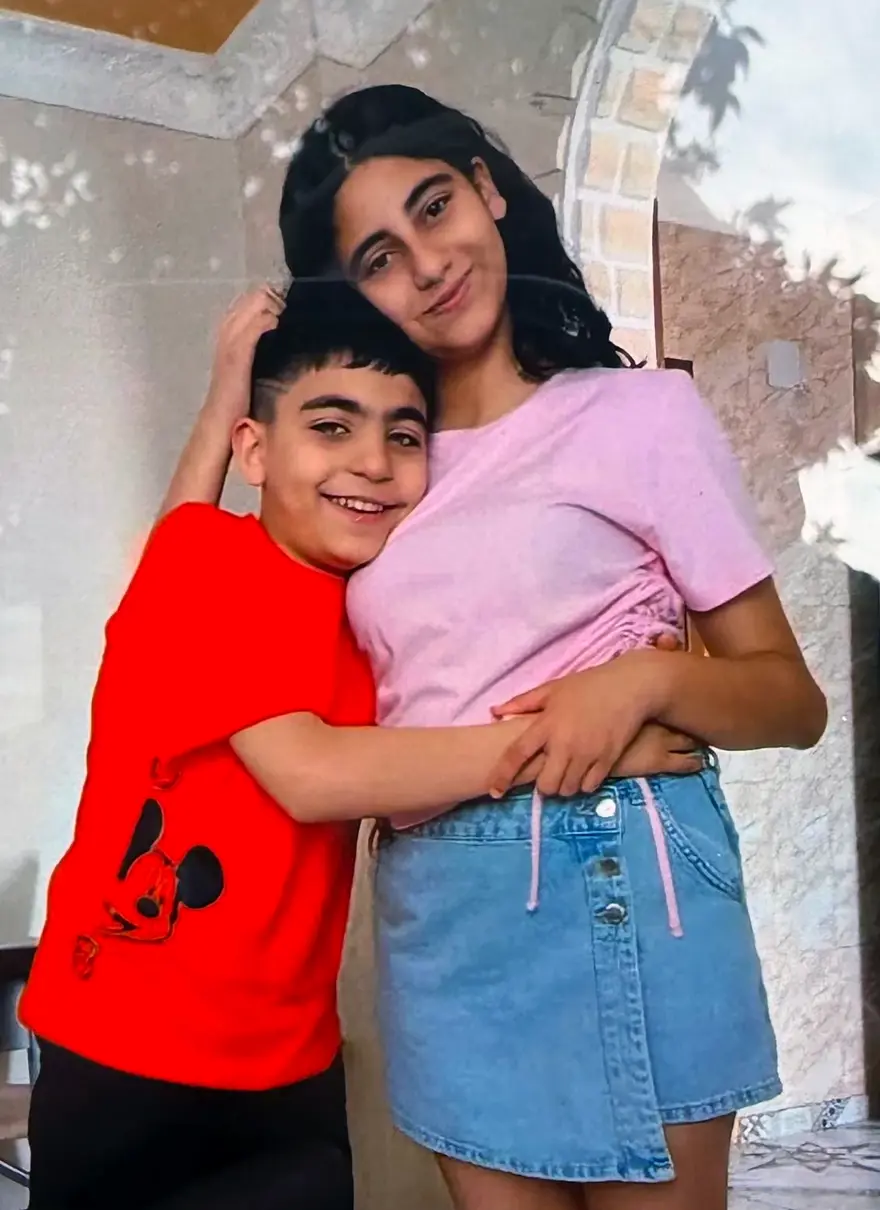 YAN YANA TOPRAĞA VERİLDİLER

 5