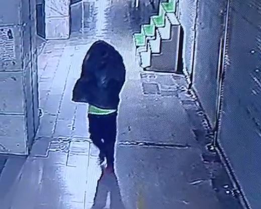 Başına çöp poşeti geçirip işletmeyi yaktı
