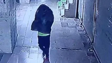 Başına çöp poşeti geçirip işletmeyi yaktı