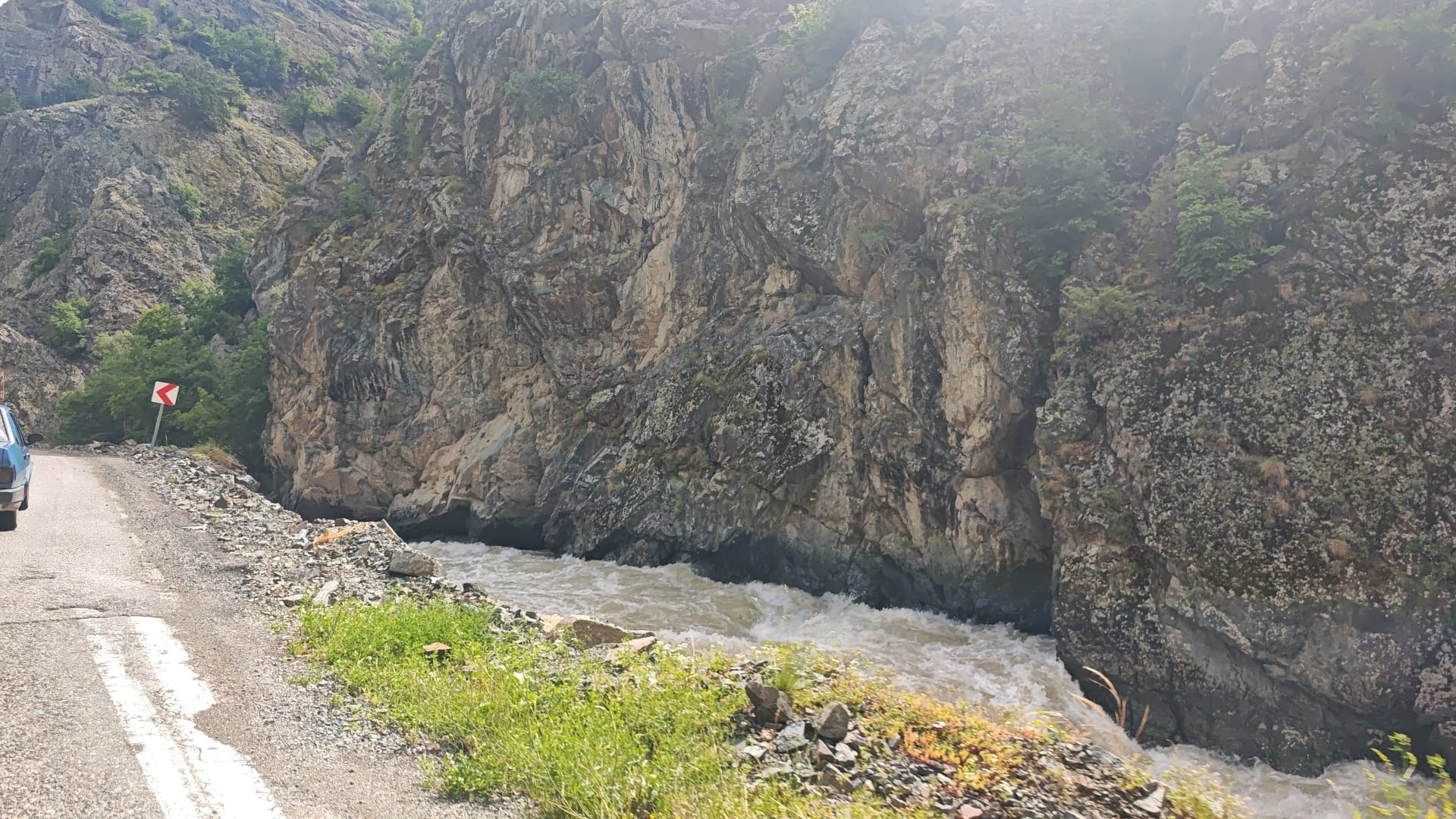 Otomobil Çoruh Nehri’ne uçtu. Akıntıya kapılan baba ve oğlu aranıyor