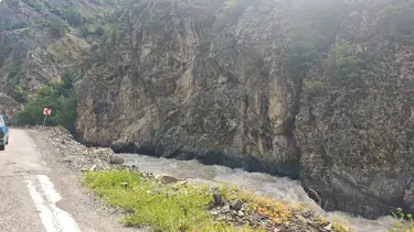 Otomobil Çoruh Nehri’ne uçtu. Akıntıya kapılan baba ve oğlu aranıyor