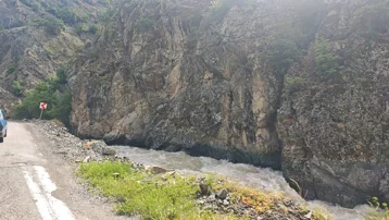 Otomobil Çoruh Nehri’ne uçtu. Akıntıya kapılan baba ve oğlu aranıyor