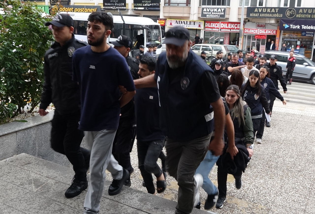 Kendilerini noter olarak tanıtıp 55 ilde dolandırıcılık yapan 18 şüpheli yakalandı