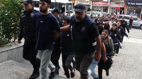 Kendilerini noter olarak tanıtıp 55 ilde dolandırıcılık yapan 18 şüpheli yakalandı