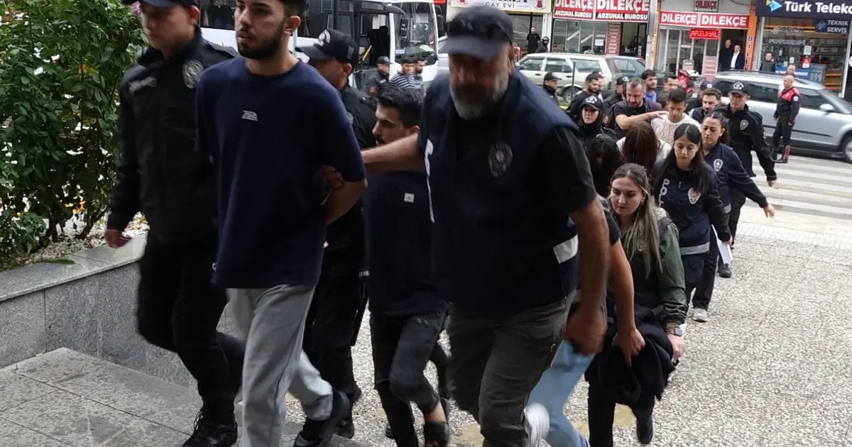 Kendilerini noter olarak tanıtıp 55 ilde dolandırıcılık yapan 18 şüpheli yakalandı
