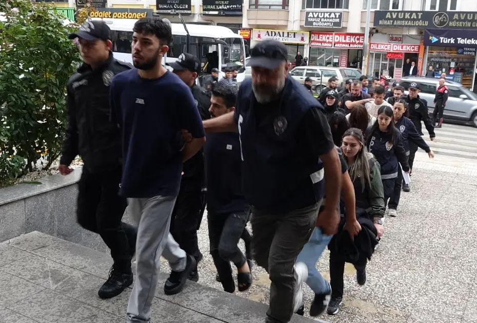Kendilerini noter olarak tanıtıp 55 ilde dolandırıcılık yapan 18 şüpheli yakalandı