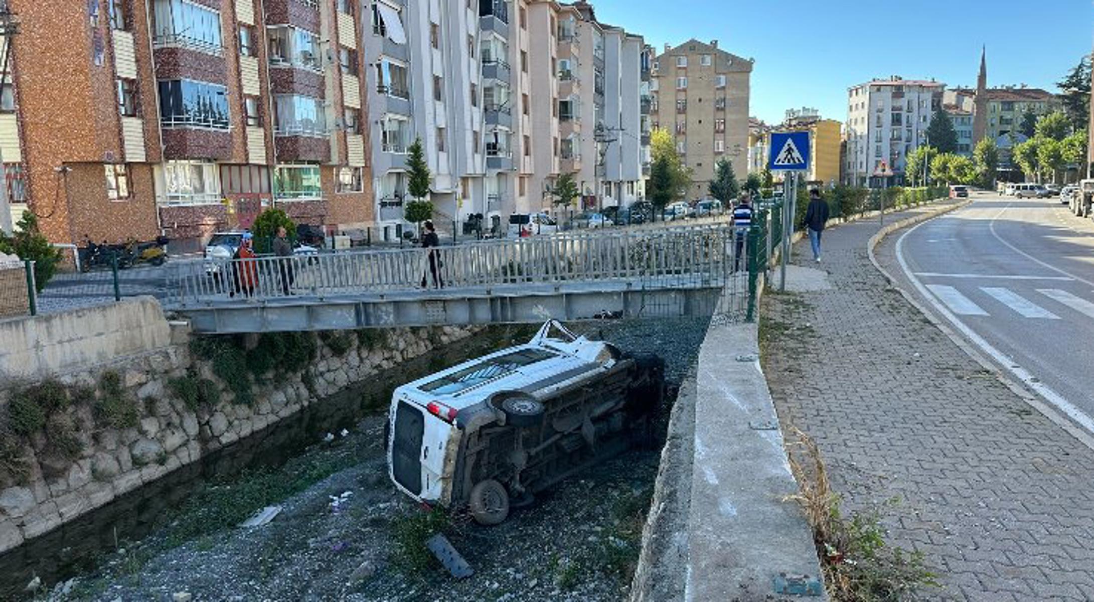 Çorum'da diyaliz hastalarını taşıyan servis aracı çaya uçtu. 5 yaralı