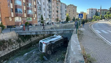 Çorum'da diyaliz hastalarını taşıyan servis aracı çaya uçtu. 5 yaralı