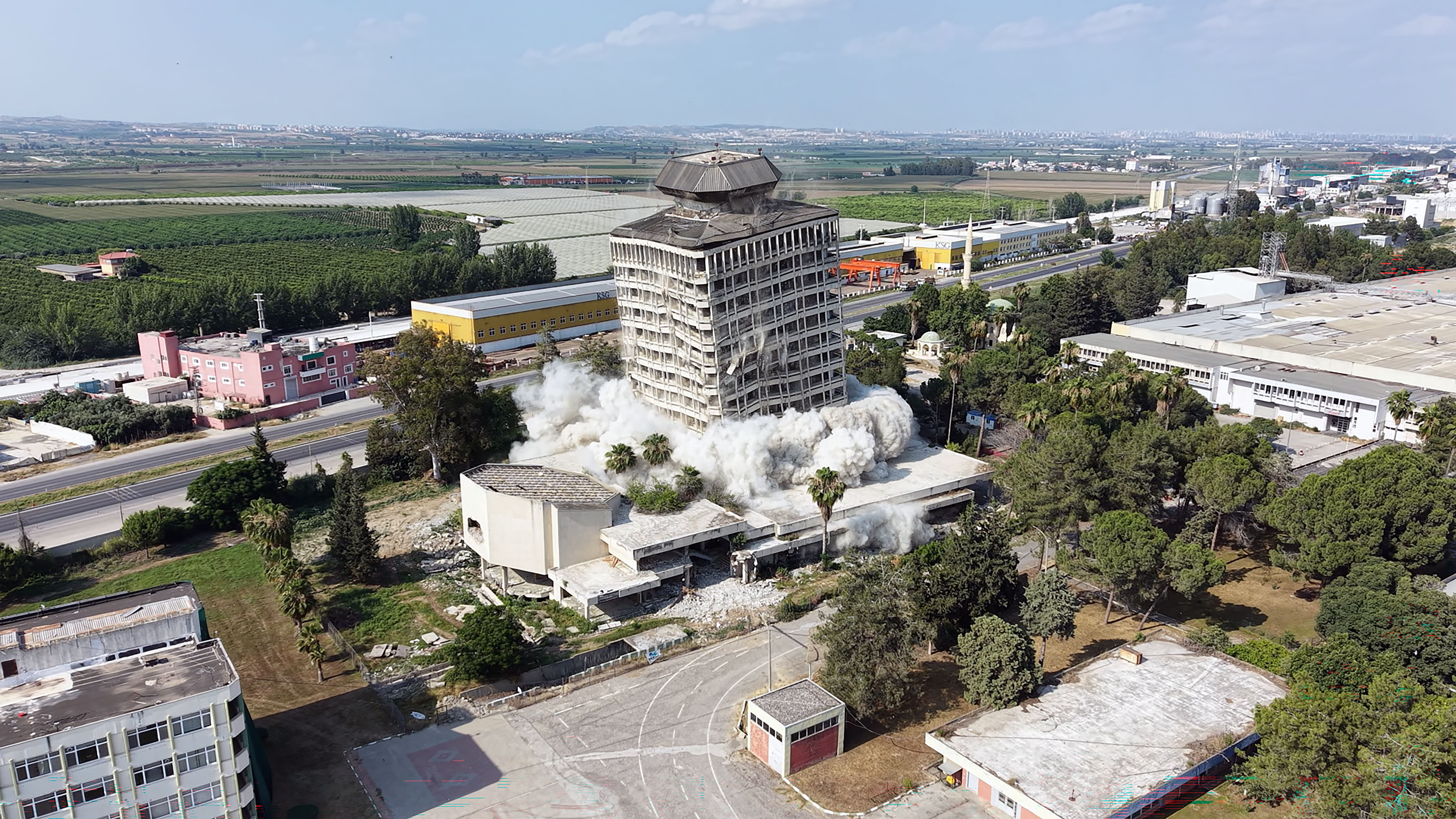 Adana'da kontrollü yıkım. 16 katlı bina saniyeler içinde yıkıldı