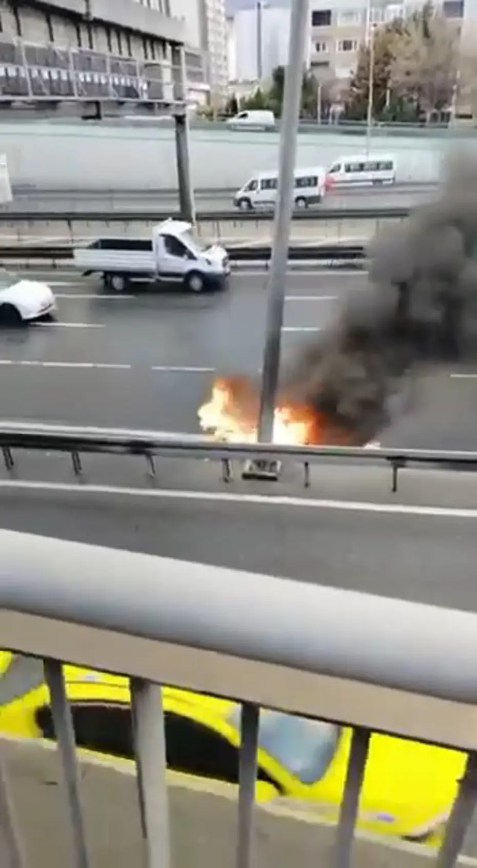 D-100'de korku dolu anlar. Motosiklet alev alev yandı