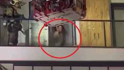 Dairesini ateşe vermek isteyen kadın, itfaiye ekiplerine damacana fırlattı