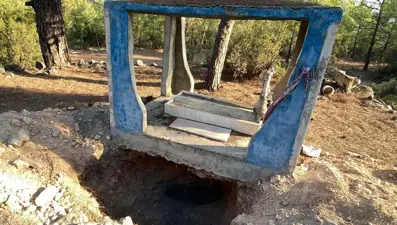 Define avcıları 300 yıllık mezarı talan etti