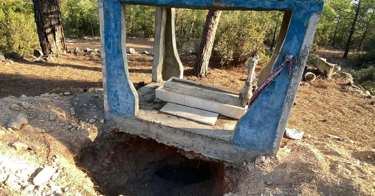 Define avcıları 300 yıllık mezarı talan etti