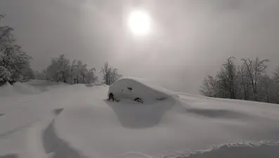 Bir yanda deniz manzarası, diğer yanda kar. Araçlar ve yollar kara gömüldü