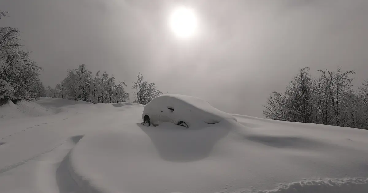 Bir yanda deniz manzarası, diğer yanda kar. Araçlar ve yollar kara gömüldü