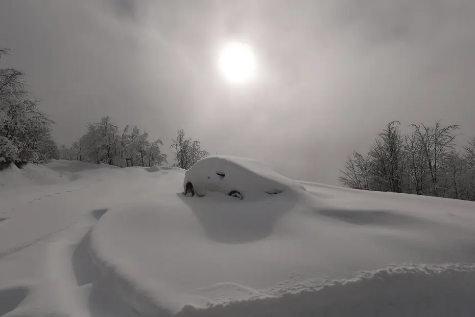 Bir yanda deniz manzarası, diğer yanda kar. Araçlar ve yollar kara gömüldü
