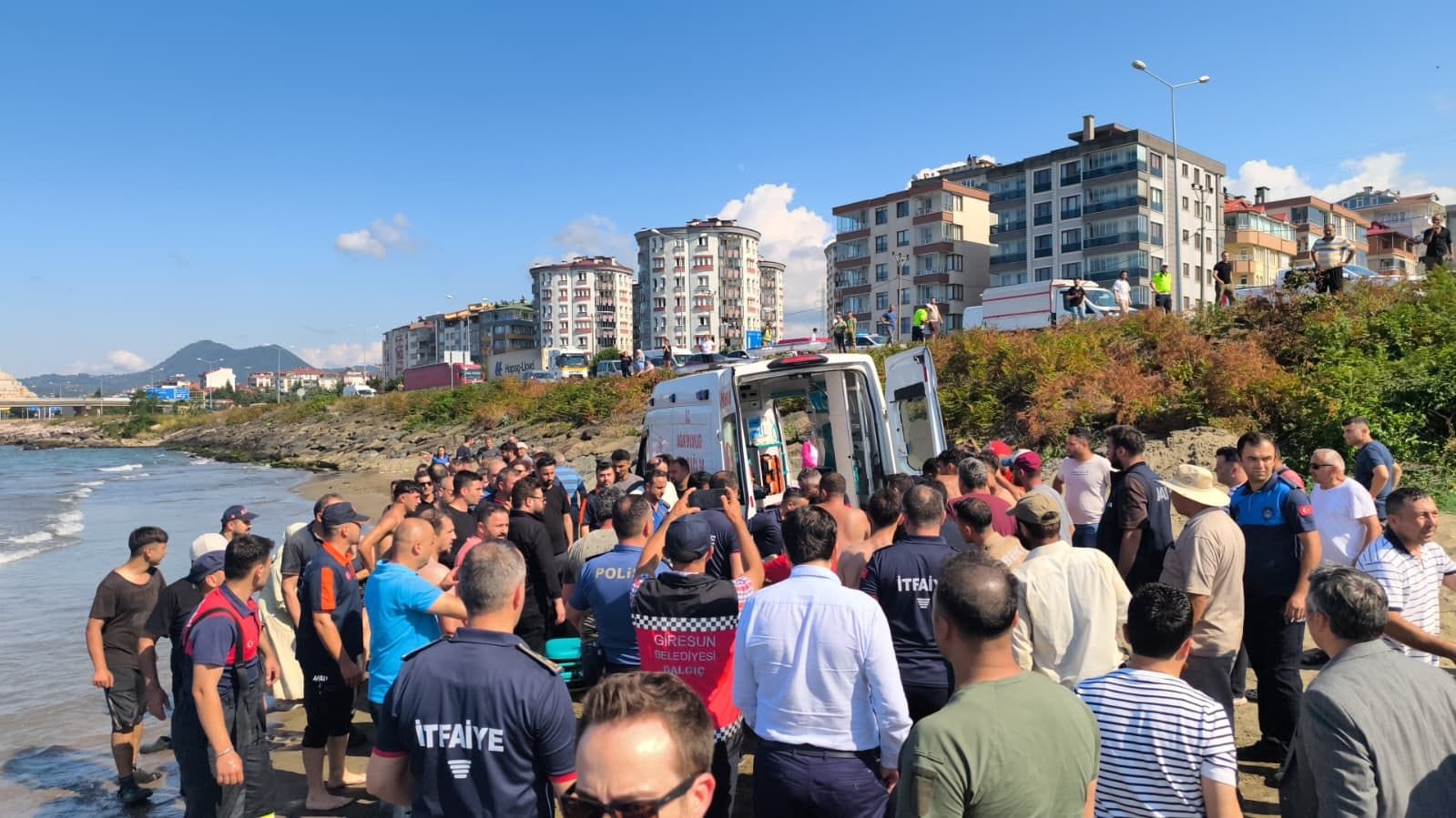Boğulma tehlikesi geçirenleri kurtarmak isterken öldüler