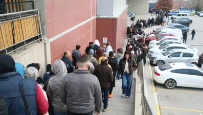 Playstation ve cep telefonunda indirim haberini alan koştu. Metrelerce uzunlukta 9 saat beklediler