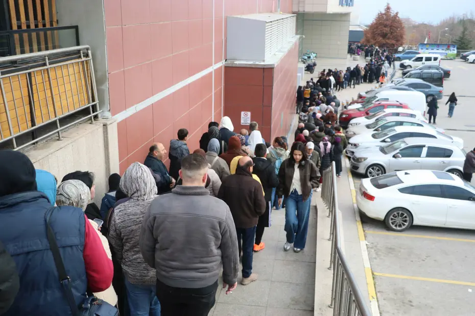 Playstation ve cep telefonunda indirim haberini alan koştu. Metrelerce uzunlukta 9 saat beklediler