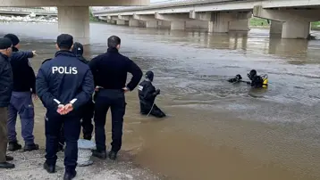 Dereden geçerken aracı suya gömülen sürücü öldü