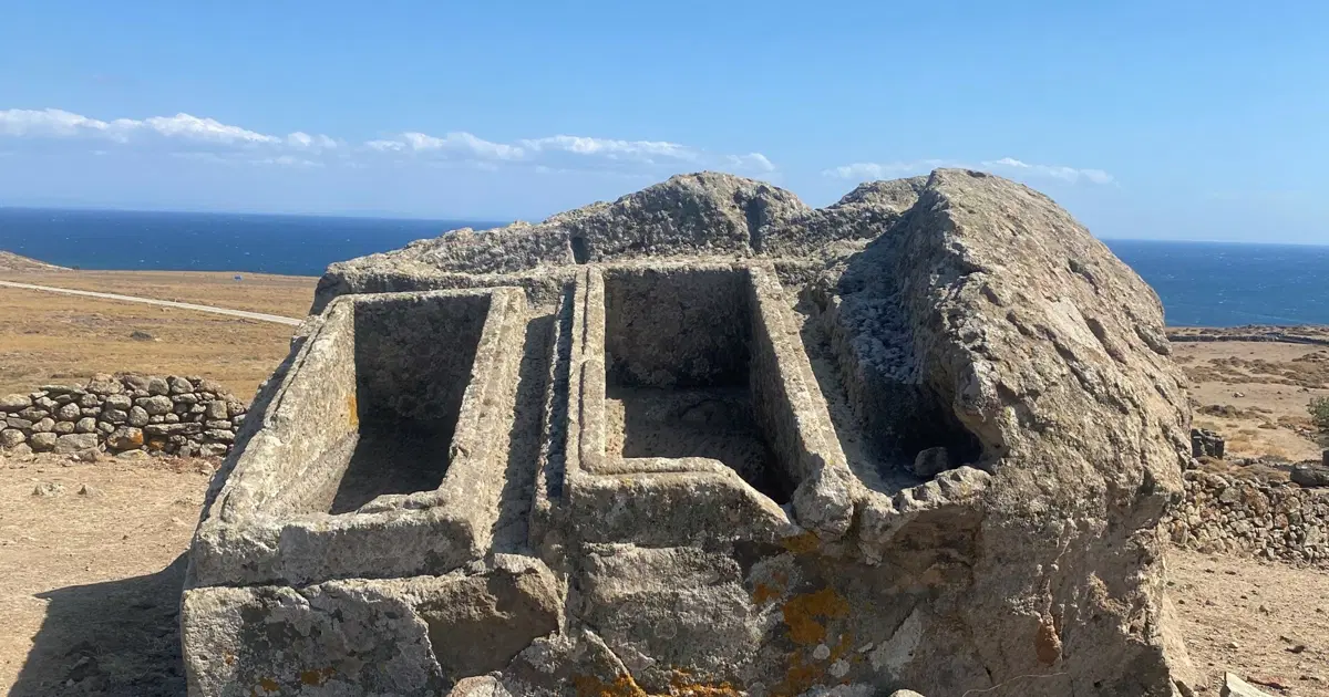 Gökçeada’da dev kayaya oyulmuş 2 bin 400 yıllık ikiz mezar