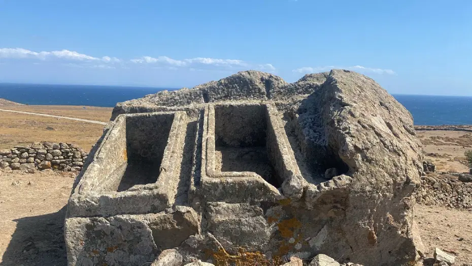 Gökçeada'da 2 bin 400 yıllık ikiz lahit mezarlar