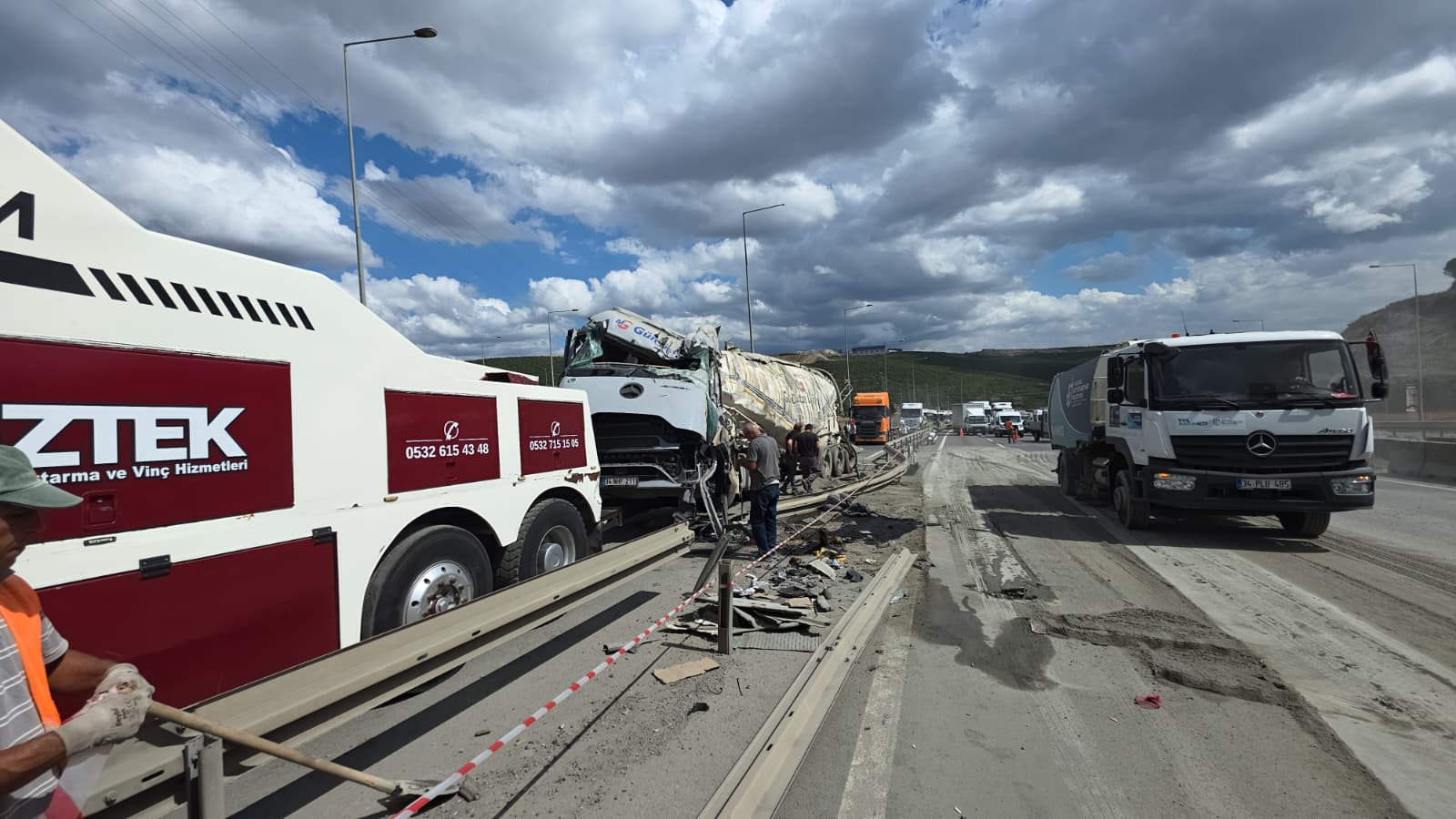 Beton mikseri bariyerlerin arasına devrildi, sürücü kabinde sıkıştı