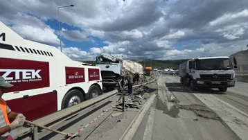 Beton mikseri bariyerlerin arasına devrildi, sürücü kabinde sıkıştı