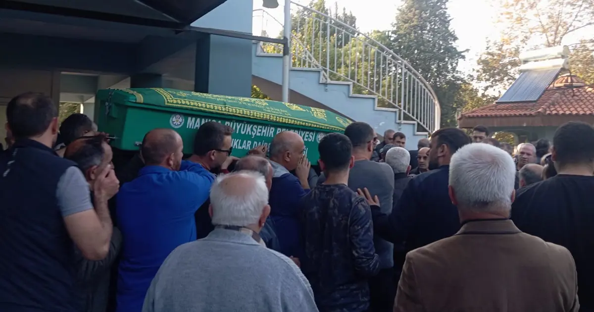 Devrilen traktörünün altında kalmıştı: Emekli öğretmen son yolculuğuna uğurlandı