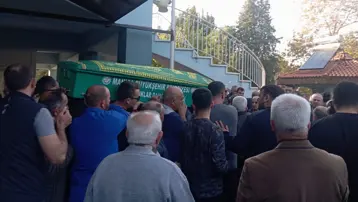 Devrilen traktörünün altında kalmıştı: Emekli öğretmen son yolculuğuna uğurlandı