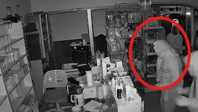 Sivas'ta kadın kıyafetiyle hırsızlık yaptılar. O anlar kamerada