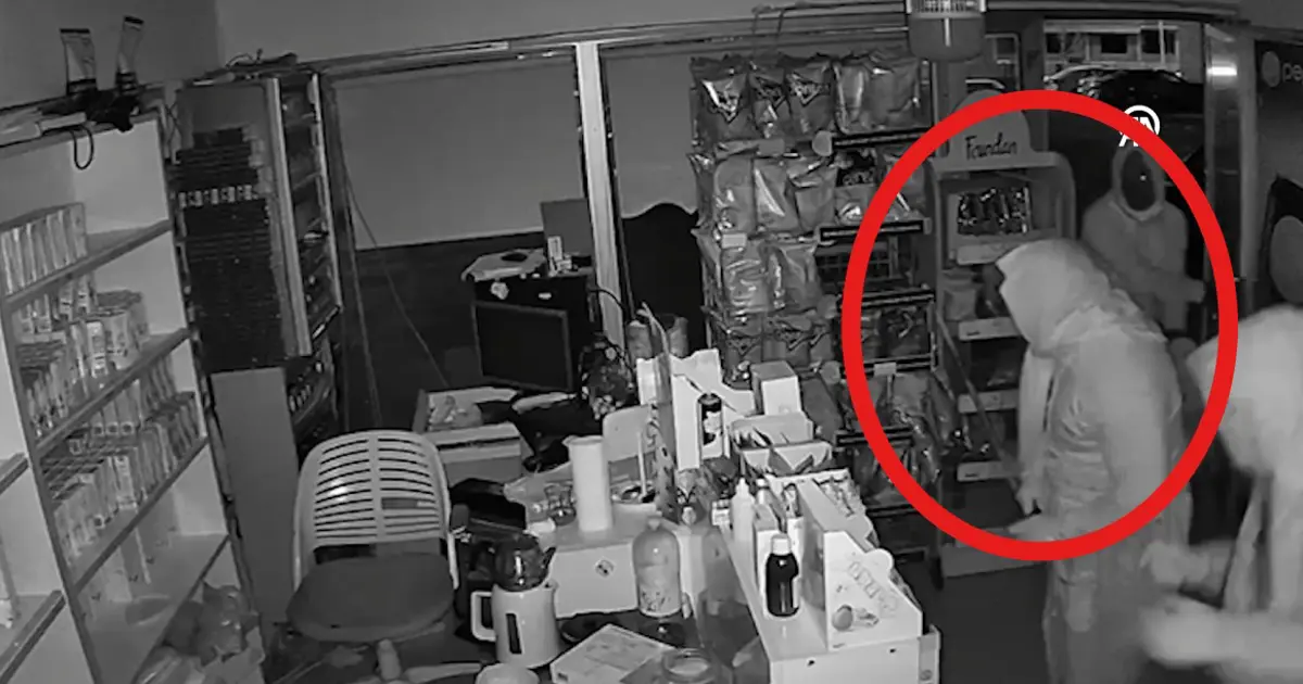 Sivas'ta kadın kıyafetiyle hırsızlık yaptılar. O anlar kamerada