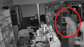 Sivas'ta kadın kıyafetiyle hırsızlık yaptılar. O anlar kamerada