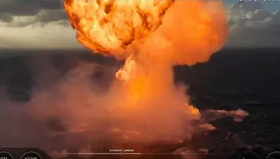 Sınavı geçti: Dev Spacex roketi patladı