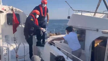 Didim açıklarında 3'ü çocuk 17 kaçak göçmen kurtarıldı