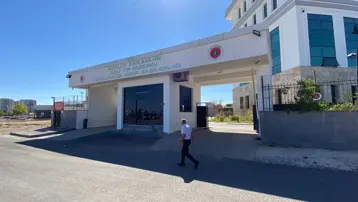 Cezaevinden tahliye oldu, eşini boğup boş araziye gömdü