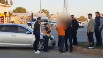 Kavşakta tehlikeli anlar: Otomobilini bırakıp kendinden geçti