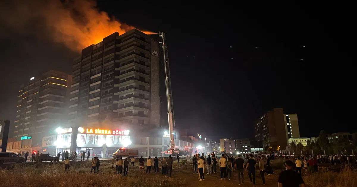 Diyarbakır'da Plaza Yangını: Dumandan Etkilenenler Hastaneye Kaldırıldı