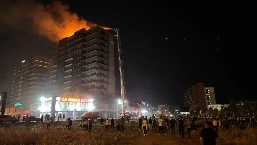 Diyarbakır'da plaza yangını. 3'ü itfaiye eri 5 kişi dumandan etkilendi Diyarbakır'da plaza yangını. 3'ü itfaiye eri 5 kişi dumandan etkilendi