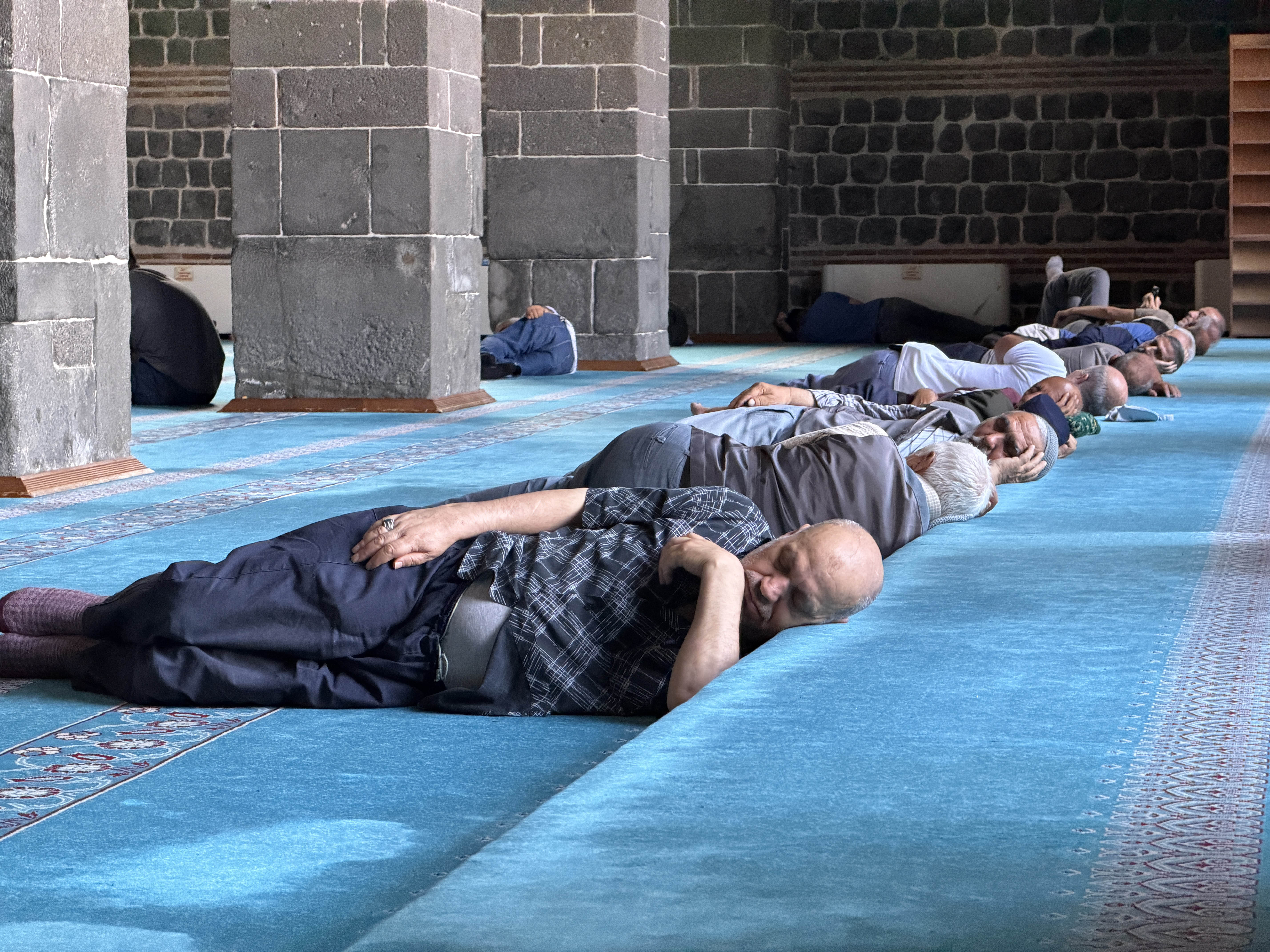 Sıcaktan bunalan camiye koştu