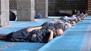 Sıcaktan bunalan camiye koştu
